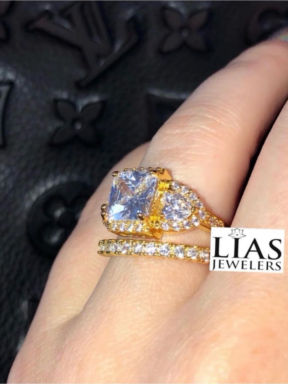 New 18k yellow gold wedding ring set